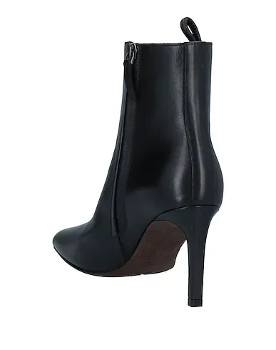 https://images.styletyx.com/images/black-leather-ankle-boot-brunello-cucinelli-2319061_3.webp