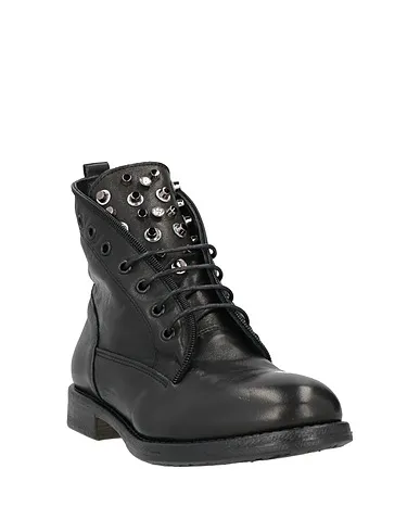 https://images.styletyx.com/images/black-leather-ankle-boot-creative-926851926_2.webp