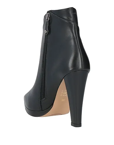 https://images.styletyx.com/images/black-leather-ankle-boot-emmenne-by-martina-nanni-1005031993_3.webp
