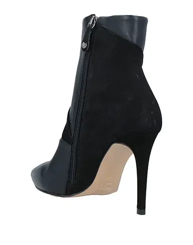 https://images.styletyx.com/images/black-leather-ankle-boot-emmenne-by-martina-nanni-1315032669_3.webp