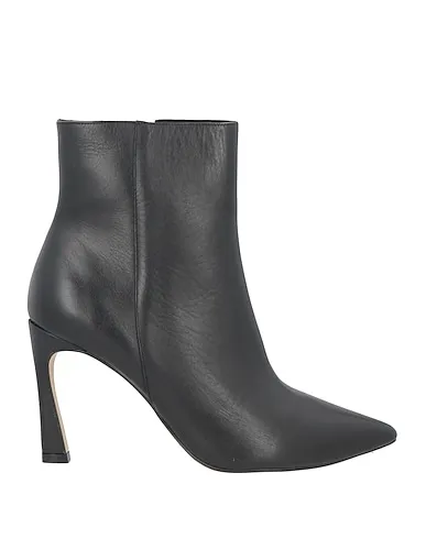 https://images.styletyx.com/images/black-leather-ankle-boot-emmenne-by-martina-nanni-1493106107_1.webp