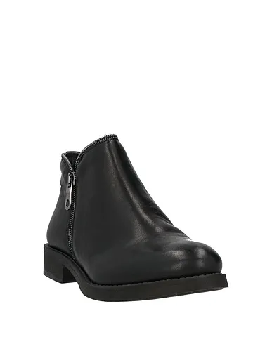 https://images.styletyx.com/images/black-leather-ankle-boot-j-save-710509199_2.webp