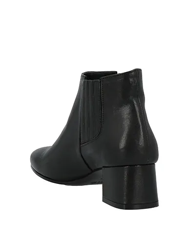 https://images.styletyx.com/images/black-leather-ankle-boot-le-ble-710923361_3.webp