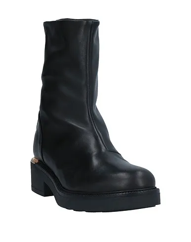 https://images.styletyx.com/images/black-leather-ankle-boot-loretta-pettinari-1610131_2.webp