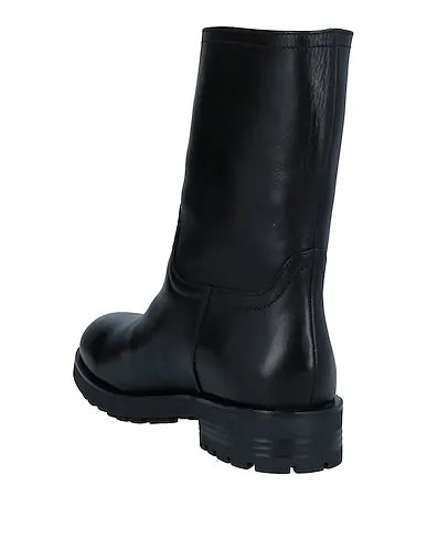 https://images.styletyx.com/images/black-leather-ankle-boot-love-moschino-1186953_3.webp