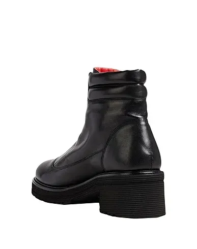 https://images.styletyx.com/images/black-leather-ankle-boot-pas-de-rouge-1457699_3.webp