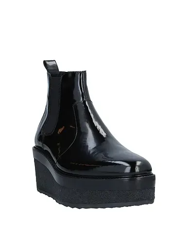 https://images.styletyx.com/images/black-leather-ankle-boot-pierre-hardy-1467571_2.webp