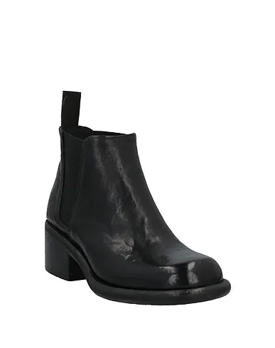 https://images.styletyx.com/images/black-leather-ankle-boot-preventi-710425057_2.webp