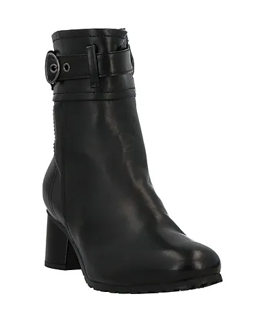 https://images.styletyx.com/images/black-leather-ankle-boot-riccardo-cartillone-1343122_2.webp