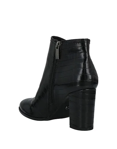 https://images.styletyx.com/images/black-leather-ankle-boot-tamaris-710613090_3.webp