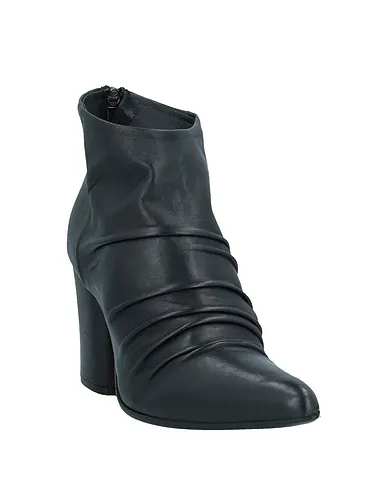 https://images.styletyx.com/images/black-leather-ankle-boot-zoe-1003707657_2.webp