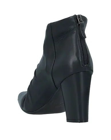 https://images.styletyx.com/images/black-leather-ankle-boot-zoe-1003707657_3.webp