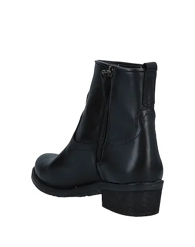 https://images.styletyx.com/images/black-leather-ankle-boot-zoe-1004092569_3.webp