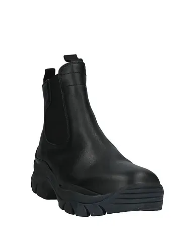 https://images.styletyx.com/images/black-leather-boots-john-elliott-3191313_2.webp