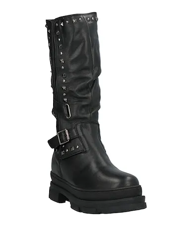 https://images.styletyx.com/images/black-leather-boots-pregunta-13376098_2.webp