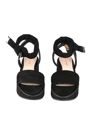 https://images.styletyx.com/images/black-leather-sandals-nicholas-kirkwood-1005134326_4.webp