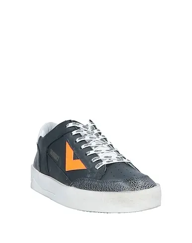 https://images.styletyx.com/images/black-leather-sneakers-4b12-1006307110_2.webp