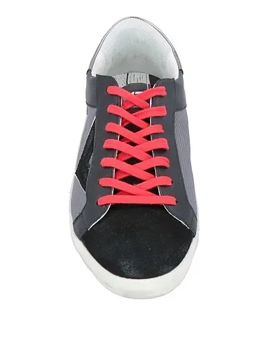 https://images.styletyx.com/images/black-leather-sneakers-4b12-1492294088_4.webp