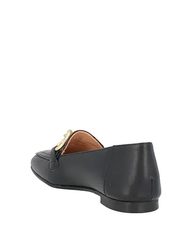 https://images.styletyx.com/images/black-loafers-giulia-neri-1705717267_3.webp