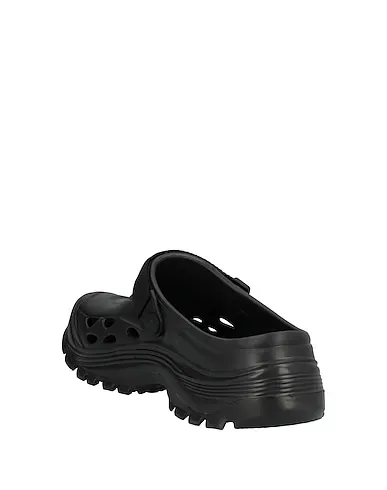 https://images.styletyx.com/images/black-mules-and-clogs-suicoke-12946398_3.webp
