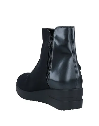 https://images.styletyx.com/images/black-plain-weave-ankle-boot-agile-by-rucoline-1523162230_3.webp