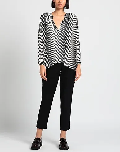 https://images.styletyx.com/images/black-plain-weave-blouse-soallure-3180933_2.webp