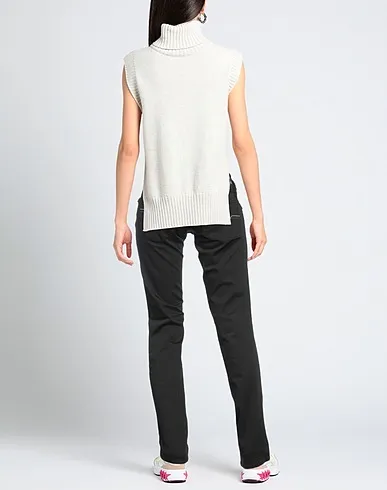https://images.styletyx.com/images/black-plain-weave-casual-pants-diesel-725186523_3.webp