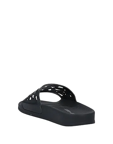 https://images.styletyx.com/images/black-sandals-shop-art-754754048_3.webp