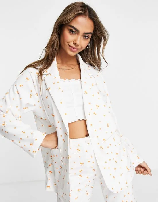 https://images.styletyx.com/images/blazer-in-white-blossom-print-part-of-a-set-monki-2480214_1.webp