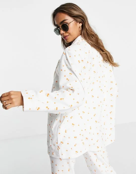 https://images.styletyx.com/images/blazer-in-white-blossom-print-part-of-a-set-monki-2480214_2.webp