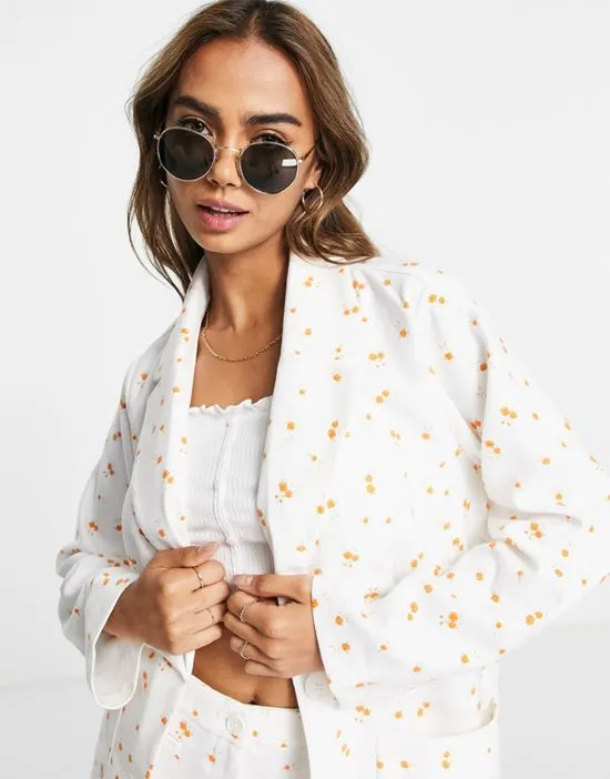 https://images.styletyx.com/images/blazer-in-white-blossom-print-part-of-a-set-monki-2480214_3.webp