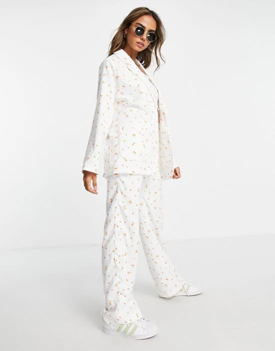 https://images.styletyx.com/images/blazer-in-white-blossom-print-part-of-a-set-monki-2480214_4.webp