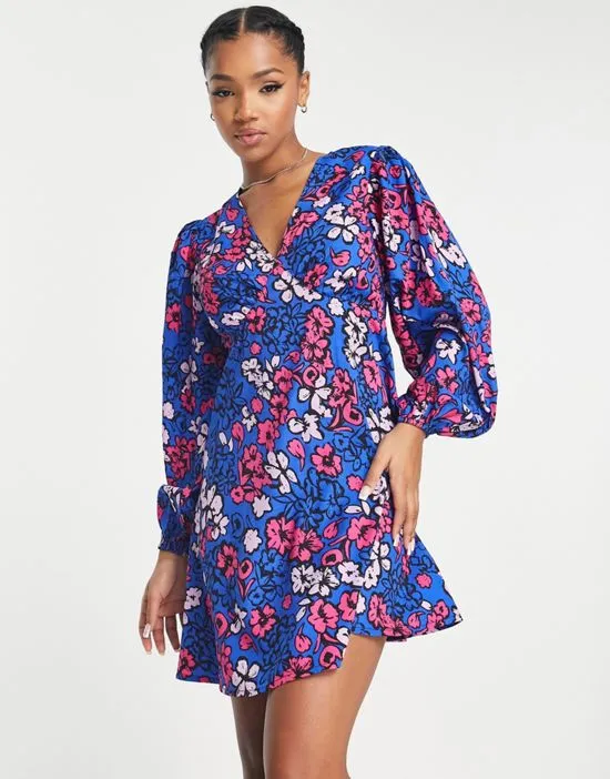 https://images.styletyx.com/images/blouson-sleeve-v-neck-mini-skater-dress-in-blue-floral-print-influence-13011455_1.webp