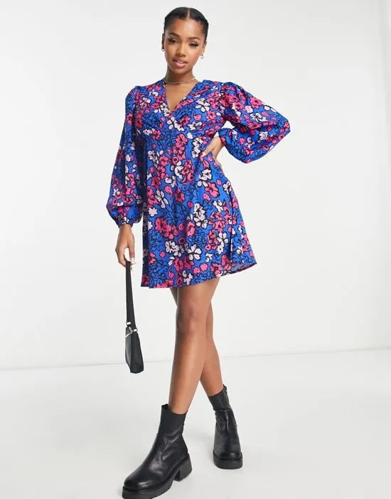 https://images.styletyx.com/images/blouson-sleeve-v-neck-mini-skater-dress-in-blue-floral-print-influence-13011455_3.webp