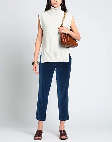 https://images.styletyx.com/images/blue-velvet-casual-pants-kiltie-13455770_2.webp