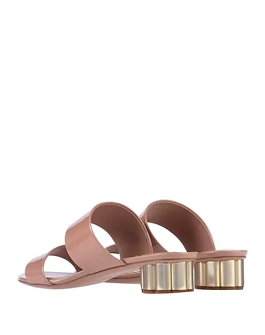 https://images.styletyx.com/images/blush-leather-sandals-ferragamo-2225942_3.webp