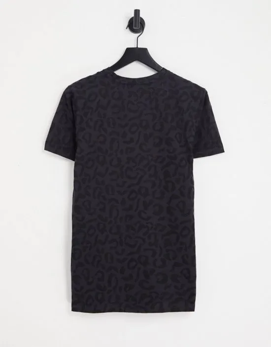 https://images.styletyx.com/images/boyfriend-t-shirt-in-leopard-print-logo-in-black-ellesse-2700434_2.webp