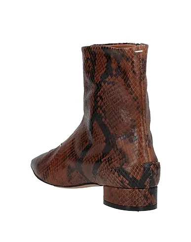 https://images.styletyx.com/images/brown-ankle-boot-maison-margiela-1638621_3.webp