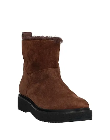 https://images.styletyx.com/images/brown-leather-ankle-boot-hoor-1004117112_2.webp