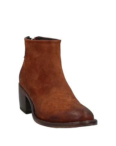 https://images.styletyx.com/images/brown-leather-ankle-boot-preventi-710775296_2.webp