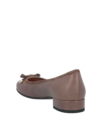 https://images.styletyx.com/images/brown-leather-ballet-flats-fleury-1224059111_3.webp