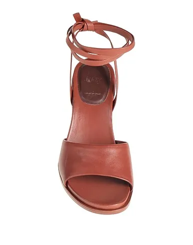 https://images.styletyx.com/images/brown-leather-sandals-hazy-13246256_4.webp