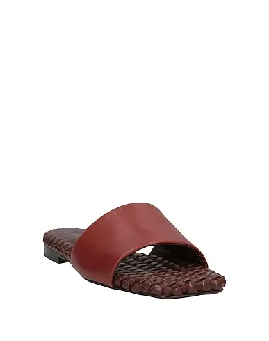 https://images.styletyx.com/images/brown-leather-sandals-hazy-13316720_2.webp