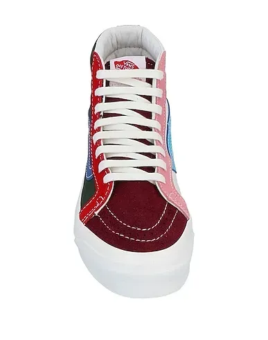 https://images.styletyx.com/images/burgundy-canvas-sneakers-vans-1568062_4.webp