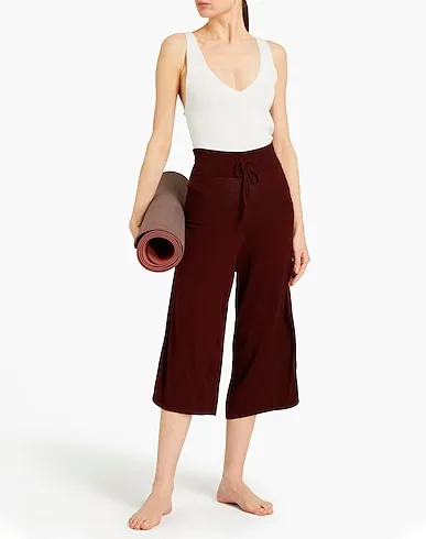 https://images.styletyx.com/images/burgundy-knitted-cropped-pants-culottes-live-the-process-13218591_2.webp