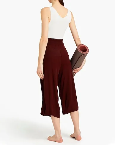 https://images.styletyx.com/images/burgundy-knitted-cropped-pants-culottes-live-the-process-13218591_3.webp