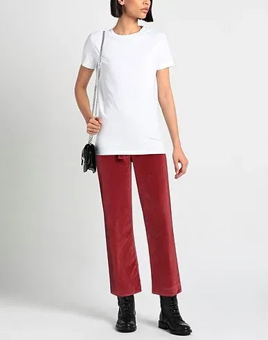 https://images.styletyx.com/images/burgundy-velvet-casual-pants-3x1-2534851_2.webp