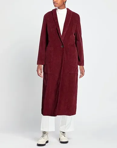 https://images.styletyx.com/images/burgundy-velvet-coat-now-1222855098_2.webp
