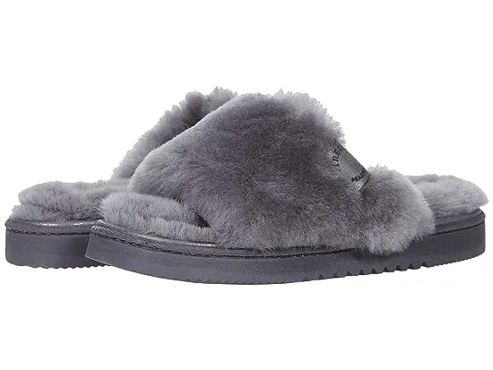 https://images.styletyx.com/images/cairns-genuine-shearling-slide-fireside-by-dearfoams-1775443_1.webp