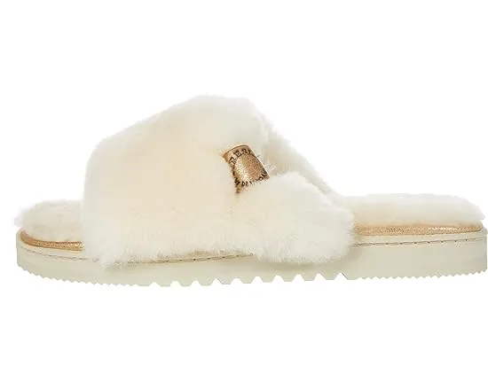 https://images.styletyx.com/images/cairns-genuine-shearling-slide-fireside-by-dearfoams-1775444_4.webp